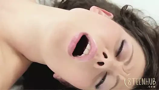 8teenhub - seksi, uzun kıvırcık saçlı esmer pembe vibratörüyle yatakta vahşi orgazm oluyor.