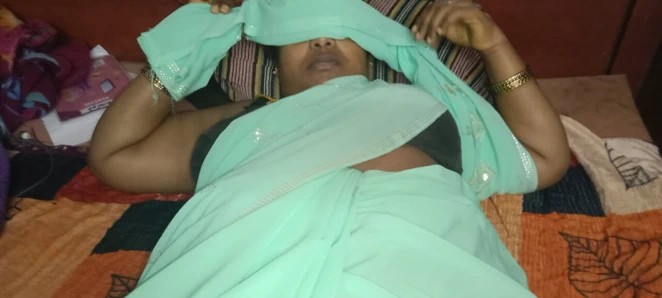 Komşumun teyzesi yatakta sari içinde güzeldi. Nazikçe göğüslerini ovdum ve yatakta paylaştım.