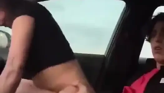 İtalyan model arabada sikilmeyi seviyor
