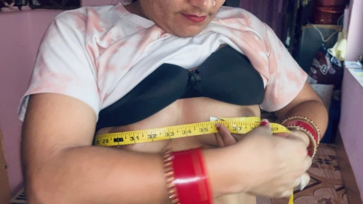 (36 inch)-desi bakire kız meme boyu kontrol videosu