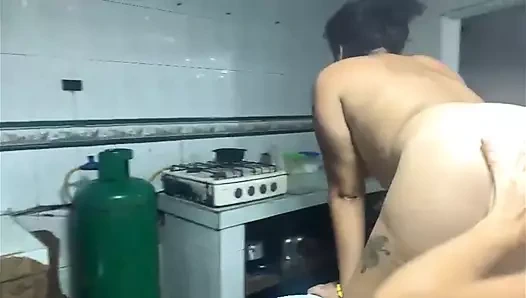 Çok şehvetli başka bir kızla aynı daireyi paylaşıyorum