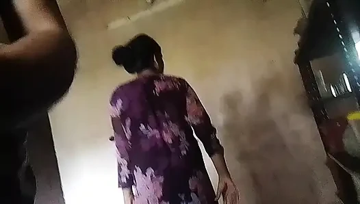 Tamil köylü kız mutfakta kocasının yarağını emiyor