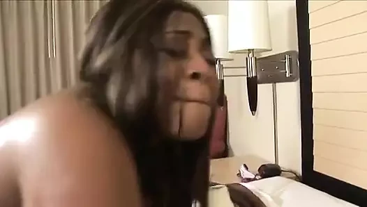 Tombul zenci hatun küçük bir götüyle alkışlıyor