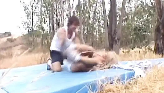 Mükemmel Fransız genç kız açık havada sikiliyor