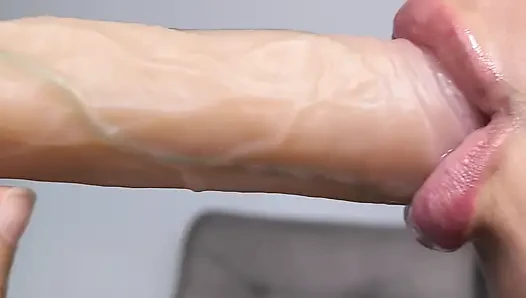 Salyalar akıyor ve dudak emiyor (çok yakın geliyor) ASMR