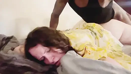 Yeni komşusunu mahalleye siyah yarağını şortunun dışına çekerek karşılıyor