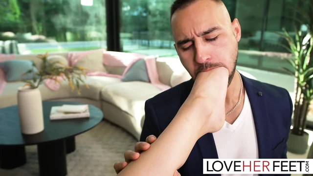İri göğüslü Lily Lou'ya tapılıyor ve sert sikiliyor