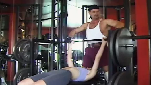 Seksi genç kız arzulu amcığını derine sokuyor