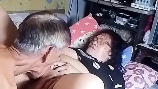 Birçok kez fışkırtıyor ve sikimden ve tounge'dan aldığı tatmini iyi hissediyor