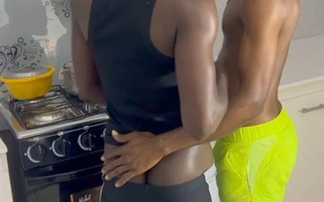 Oceanic World'den buraya benimle buluşmak için geldi.