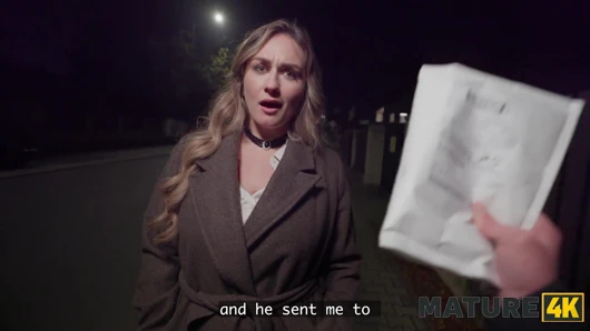 MATURE4K. Orta yaşlı seksi kadın genç bir adamı yakaladı ve sert sikti