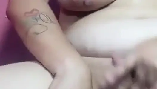 Mastürbasyon yapıyorum ve lezzetli boşalıyor