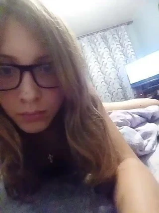 Rus kız üvey annesinin yatağında alay