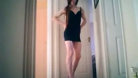 Seksi tuzak siyah elbisesiyle dalga geçiyor