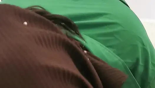 Kadın öğretmen birlikteydi, bu yüzden erkek arkadaşını bulmak için eve acele etti.