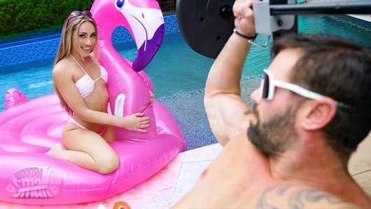 Minyon kız arkadaşı Mackenzie'yi asansör olarak kullanan fitness fanatiği Joey antrenman seansını tamamlıyor