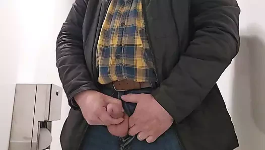 taşaklarım dışarıdayken iş yerinde mastürbasyon yapıyor