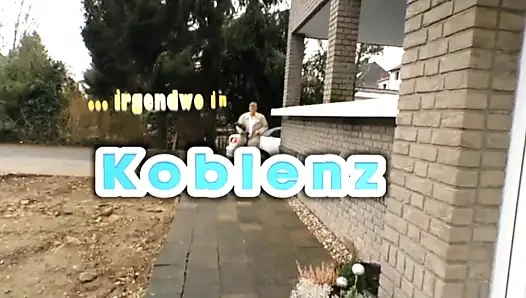 Amatör çift kanepede sert sikişiyor