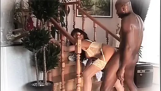 Büyük memeli seksi orta yaşlı seksi kadın canavar siyah yarakla sikiliyor ve ağzına boşalıyor