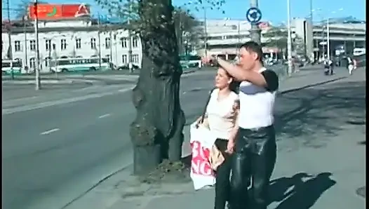 Edepsiz esmer genç kız gerçek orgazm için oğlanın yarağına atlıyor