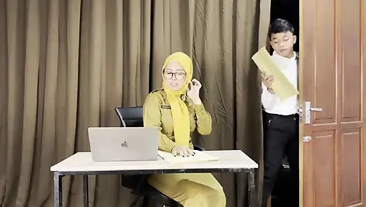 Toplantı raporu bittikten sonra iş arkadaşını sikiyor