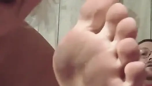 Kocam ayakları sikişmeye hazır ve edepsiz ve kokarlar