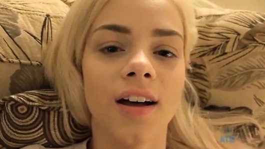 Büyük bir kedi ile küçük sevimli sarışın.