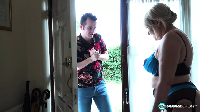 62 yaşındaki Amy Goodhead bir flört uygulamasına çıkıyor ve kendini buluyor