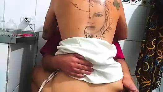 Erkekte oturup lezzetli bir şekilde inliyor