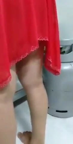 Levantando a saia da puta