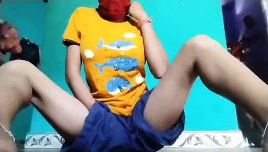 Hintli güzel kız evde parmaklıyor