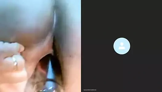 Antonella camda küçük bir şişe ile kıçını açın