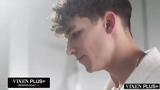 Vixenplus azgın hatun Melanie herkesin içinde sikişirken yakalanmanın heyecanını seviyor