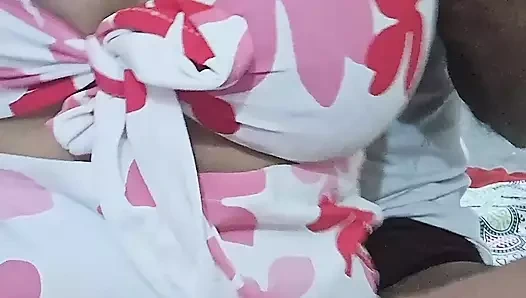 İri göğüslü üvey kız kardeşler ateşli elbiseli Hintli sdx ile sikişiyor