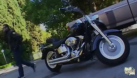Kafeste kötü kaltak motorcu kız bdsm çılgınlığı için çağrıldı