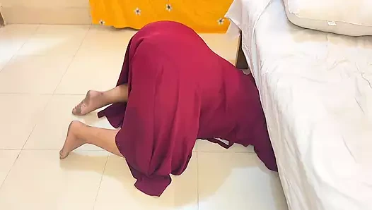 Ateşli üvey anne yatağın altında sıkışıyor üvey oğlu tarafından sikiliyor!