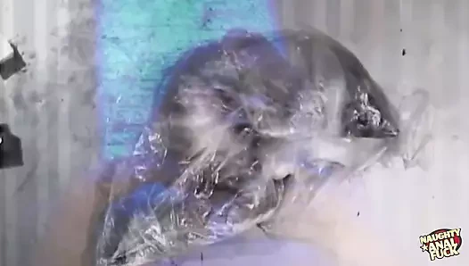 Bu iki adam onunla işi bittiğinde bu sarışın sürtüklerin ağzına boşalıyor