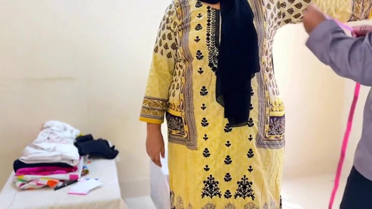 Terzi yeni bir elbise yapmak için yanına gittiğimde beni sik!