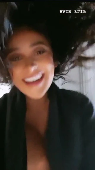 Shay mitchell dekolte selfie, ağır çekim