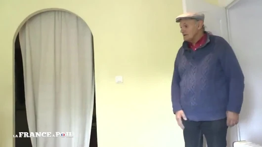 Fransız hizmetçi üvey babası ve bir arkadaşı tarafından sikiliyor