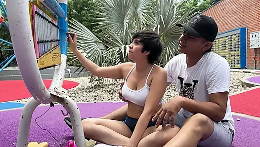 Seksi latin üvey kız kardeşim ona xylophone oynamayı öğretmemi istiyor ama sonunda büyük yarağımı nasıl emmeyi öğreniyor