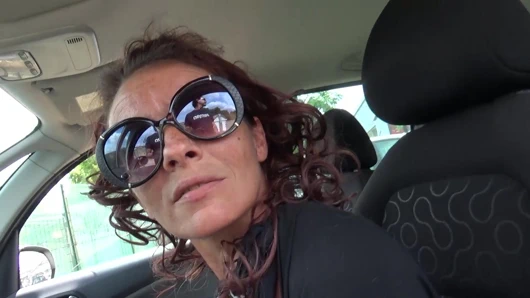 İtalyan orta yaşlı seksi kadın süpermarkette park yerinde sakso çekiyor