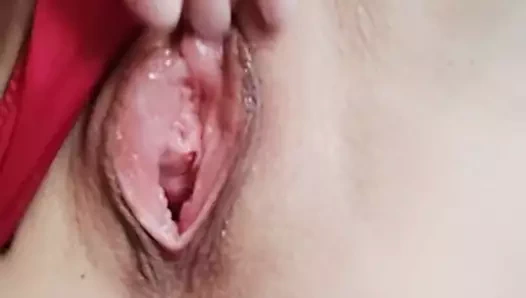 Uzun tırnaklı parmaklarla çok ıslak bir kedi fisting