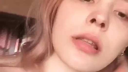 Dövmeli bir güzelliğin tatlı bir figürü.