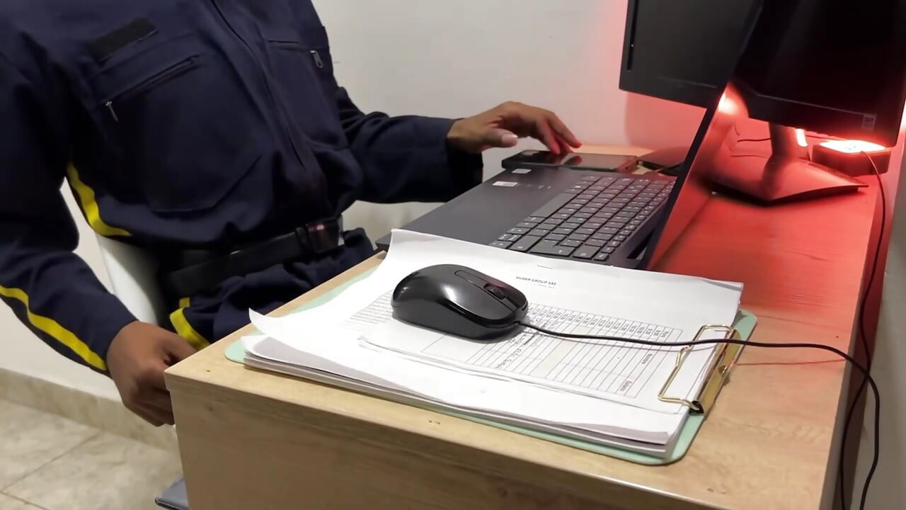 Binamdaki utangaç güvenlik görevlisini bir porno videosu kaydetmeye ikna ediyorum (yanlış gidiyor)