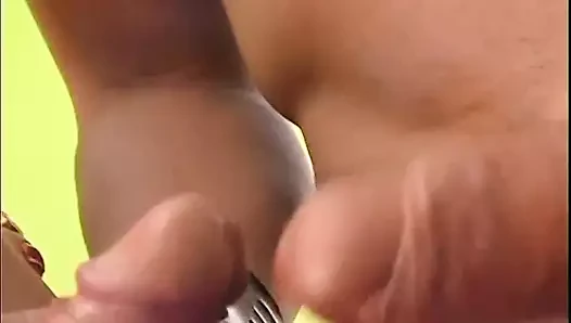 Kaba anal kahrolası arasında yaramaz transeksüel bebek ile dövme üzerinde göbek