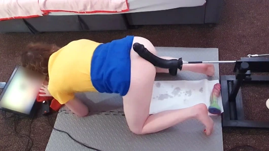 Essexli kız lisa sikiş makinesinde büyük anal dildolar