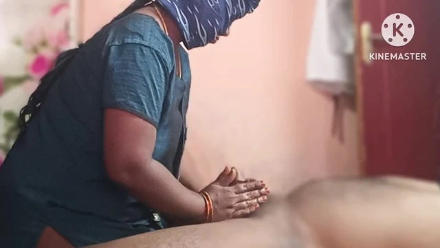 Hintli büyük memeli evli kadın evde kimse yokken erkek arkadaşıyla yatak odasında seks yapıyor