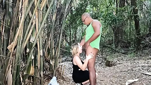 Büyük zenci yarağı ile parkta ağaçların arkasında sikişiyor