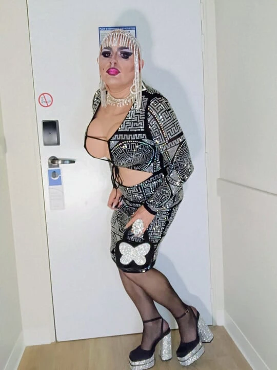 Seksi sürtük olgun travesti kıyafet partisinde ve yüksek topuklu ayakkabılarla büyük bir boşalma yapıyor